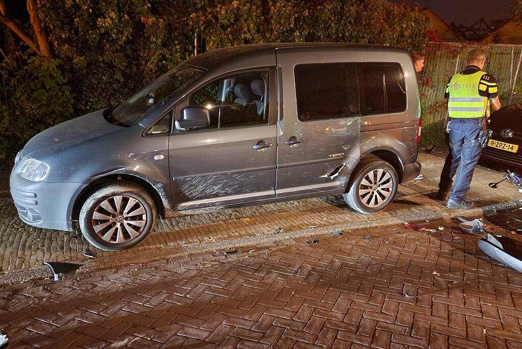 Scooterrijder ernstig gewond bij botsing met auto