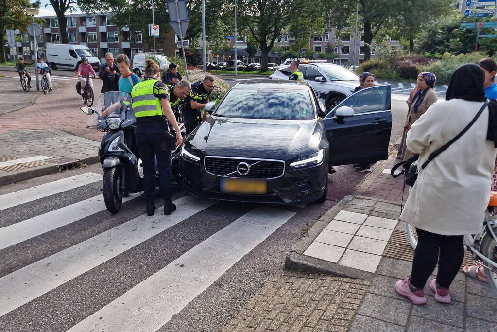 Automobilist en scooterrijder in botsing op rotonde