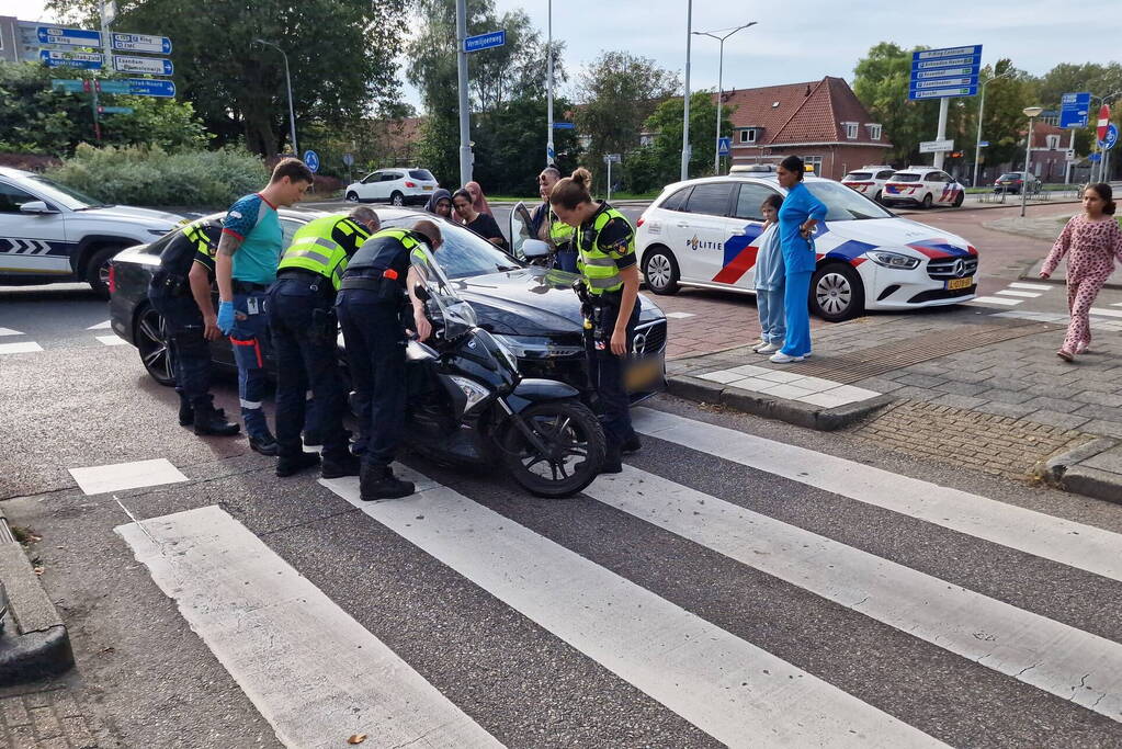 Automobilist en scooterrijder in botsing op rotonde