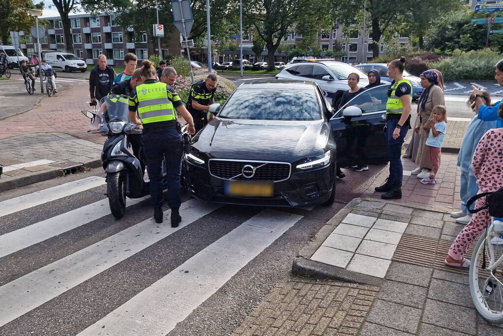 Automobilist en scooterrijder in botsing op rotonde