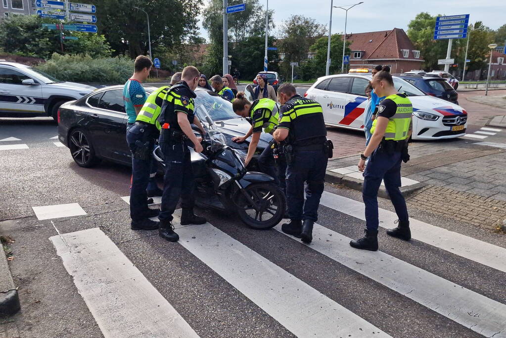 Automobilist en scooterrijder in botsing op rotonde