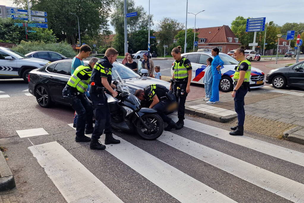 Automobilist en scooterrijder in botsing op rotonde