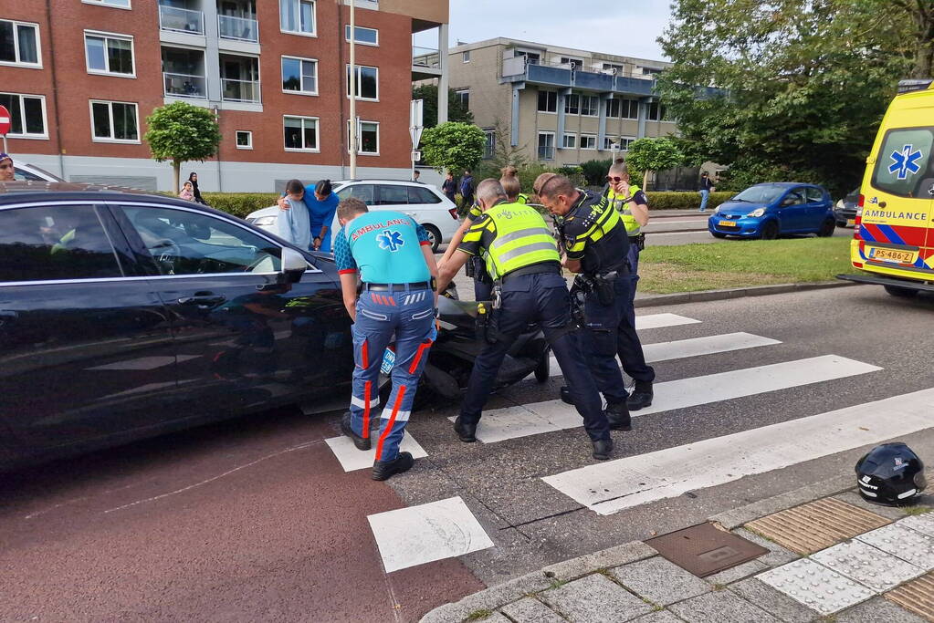 Automobilist en scooterrijder in botsing op rotonde