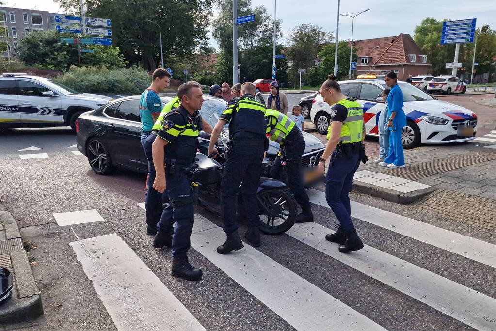 Automobilist en scooterrijder in botsing op rotonde