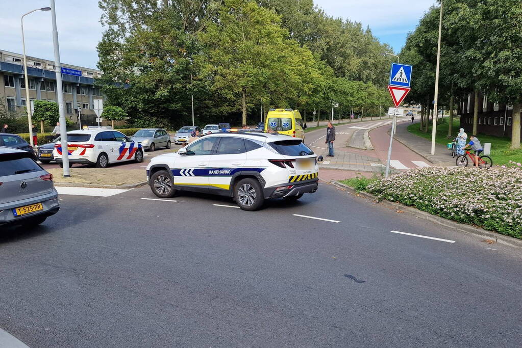 Automobilist en scooterrijder in botsing op rotonde