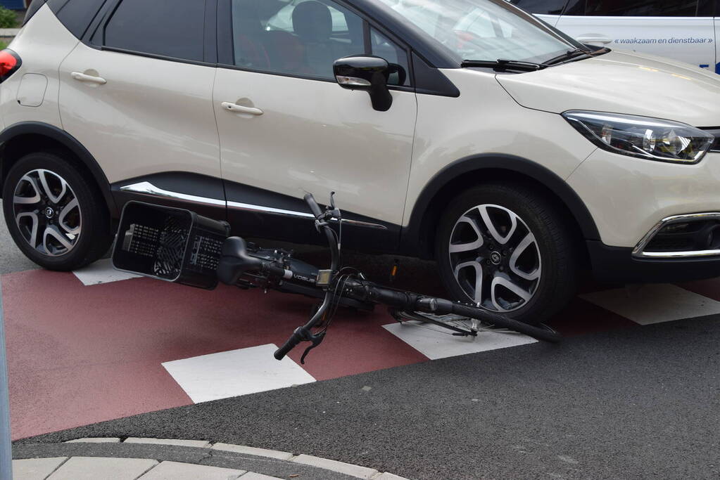 Afslaande automobilist rijdt over fiets