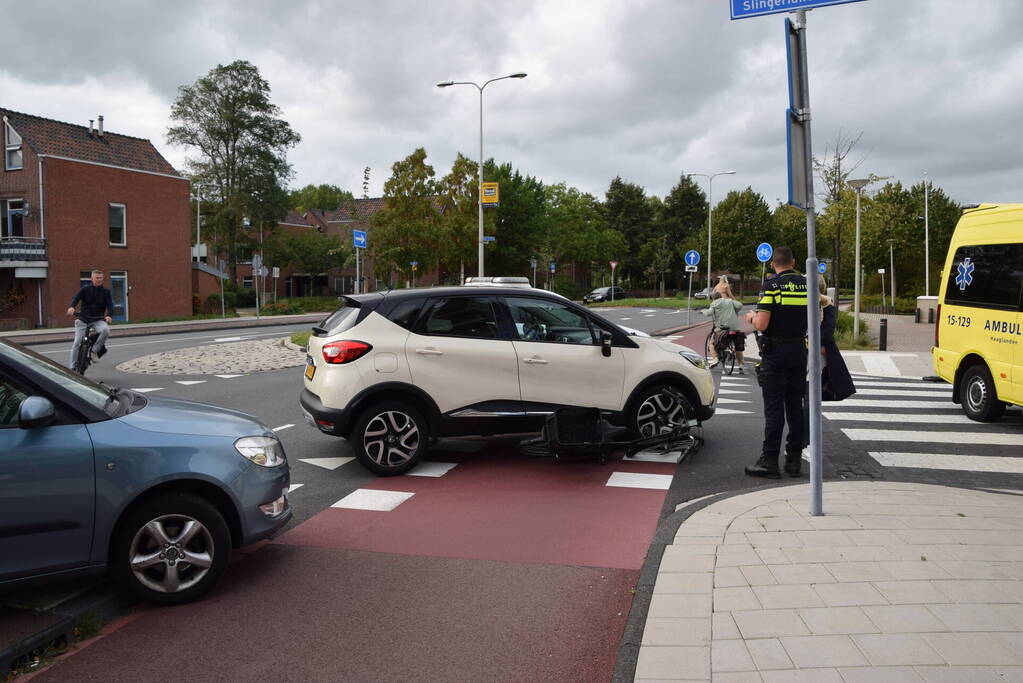 Afslaande automobilist rijdt over fiets