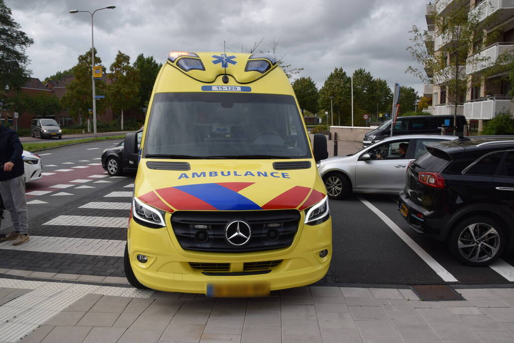 Afslaande automobilist rijdt over fiets