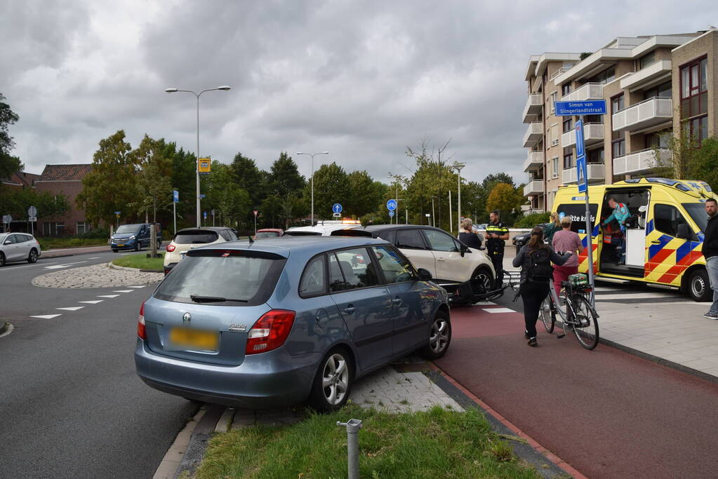 Afslaande automobilist rijdt over fiets