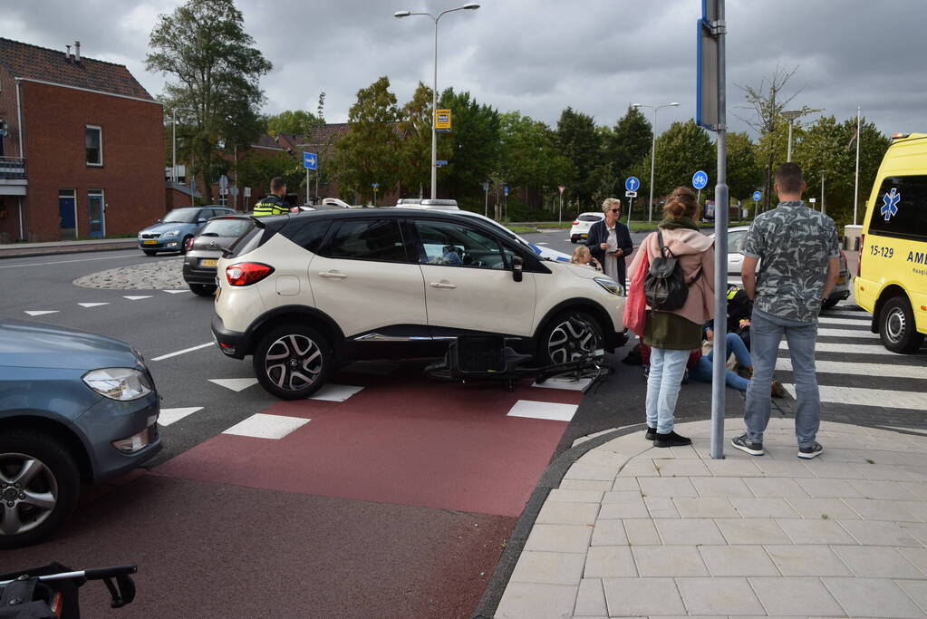 Afslaande automobilist rijdt over fiets