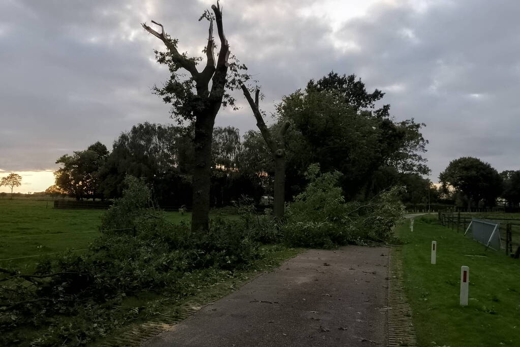 Woning zwaar beschadigd door rondvliegende takken