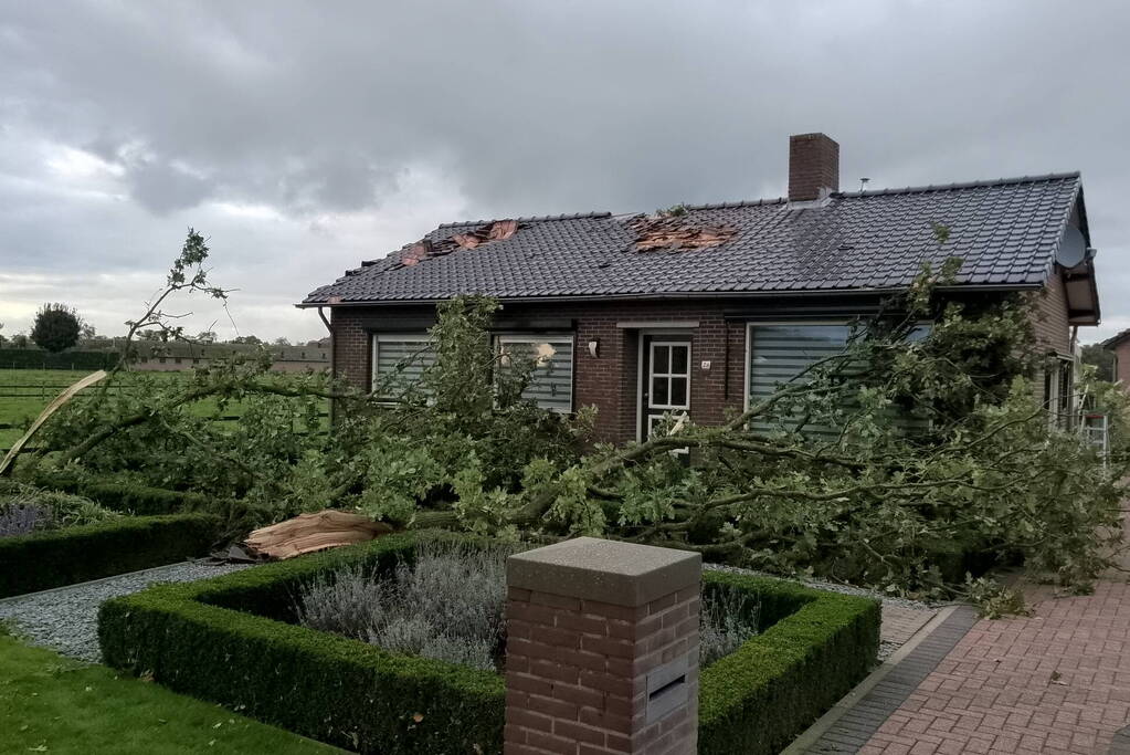 Woning zwaar beschadigd door rondvliegende takken