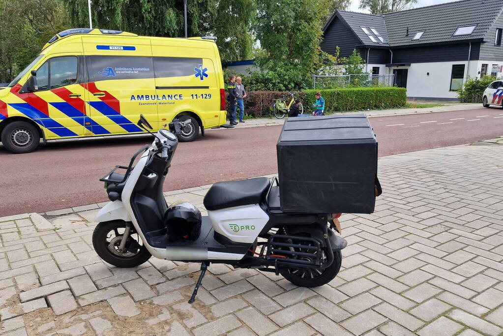 Scooterrijder en fietser in botsing