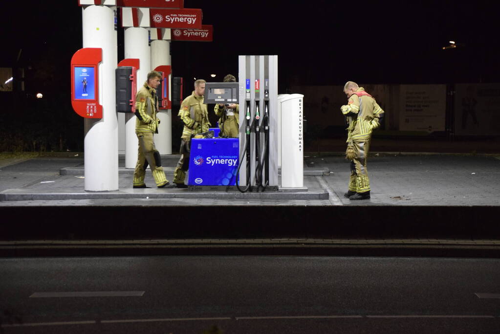 Brandweer onderzoek bij benzinestation naar brandlucht