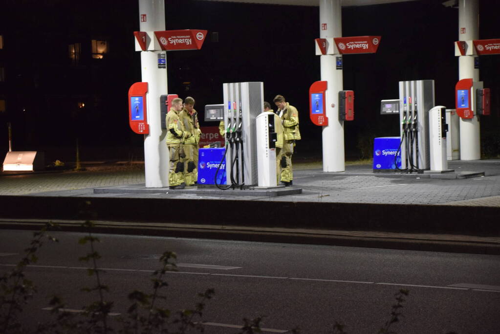 Brandweer onderzoek bij benzinestation naar brandlucht