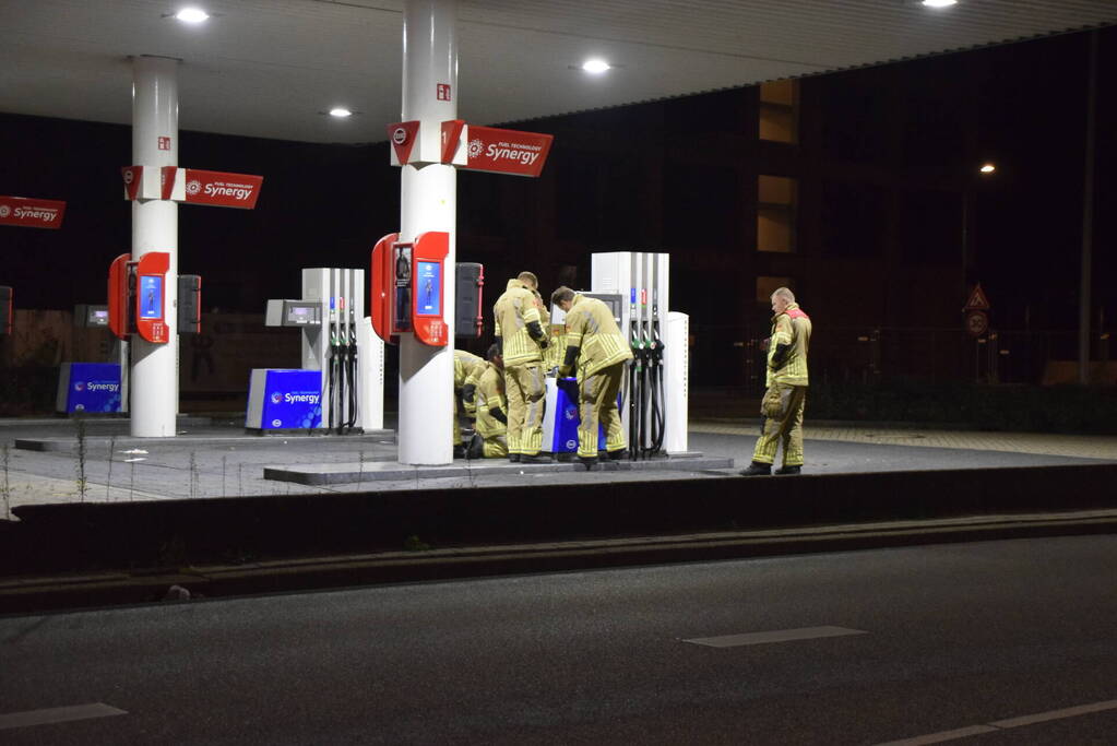 Brandweer onderzoek bij benzinestation naar brandlucht