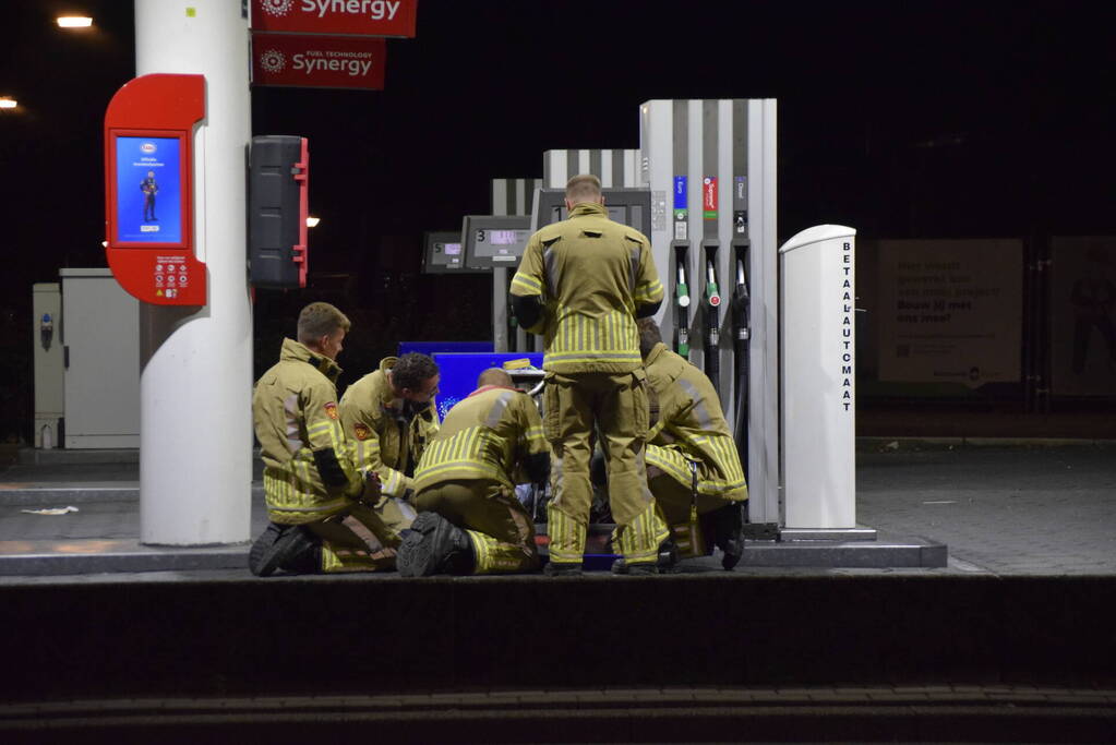 Brandweer onderzoek bij benzinestation naar brandlucht