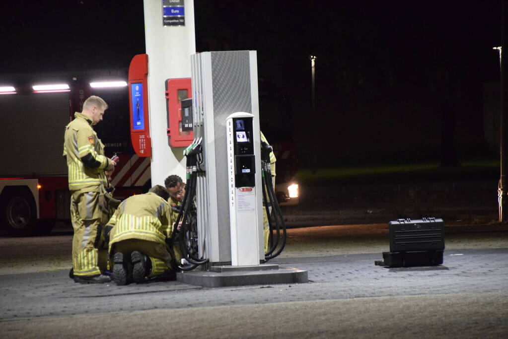 Brandweer onderzoek bij benzinestation naar brandlucht