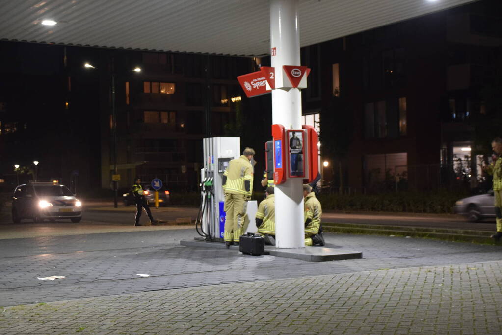 Brandweer onderzoek bij benzinestation naar brandlucht