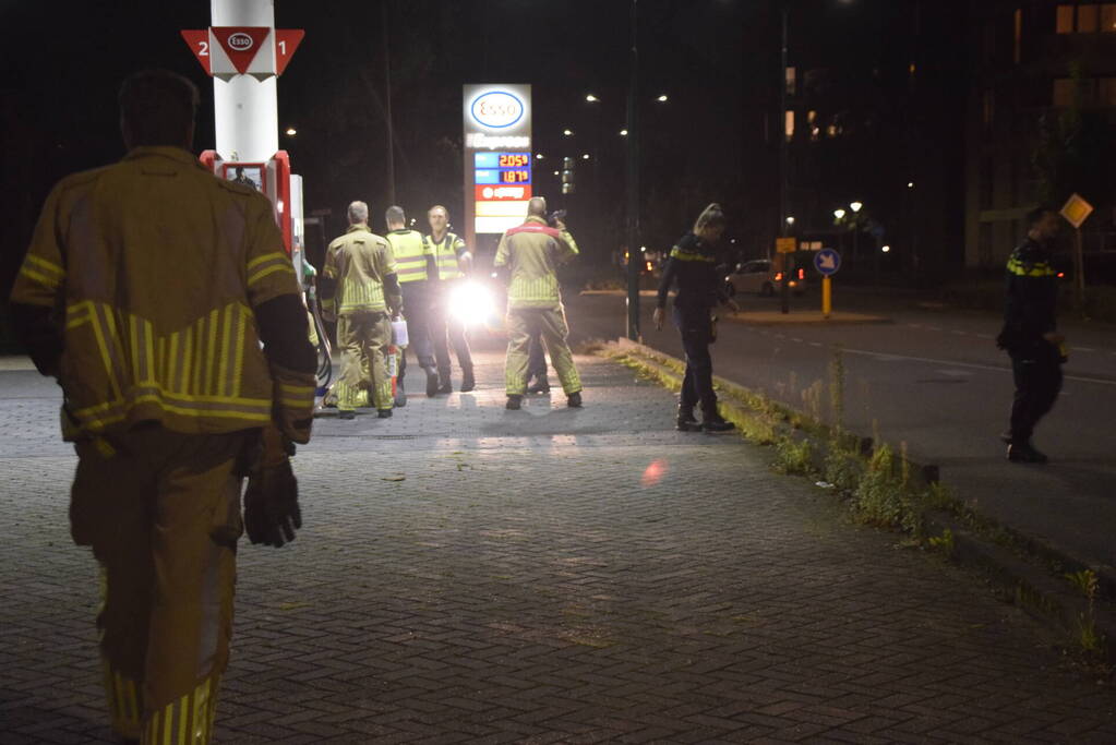 Brandweer onderzoek bij benzinestation naar brandlucht