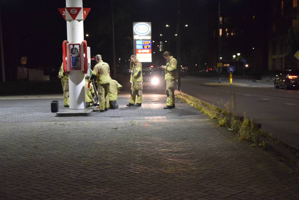 Brandweer onderzoek bij benzinestation naar brandlucht