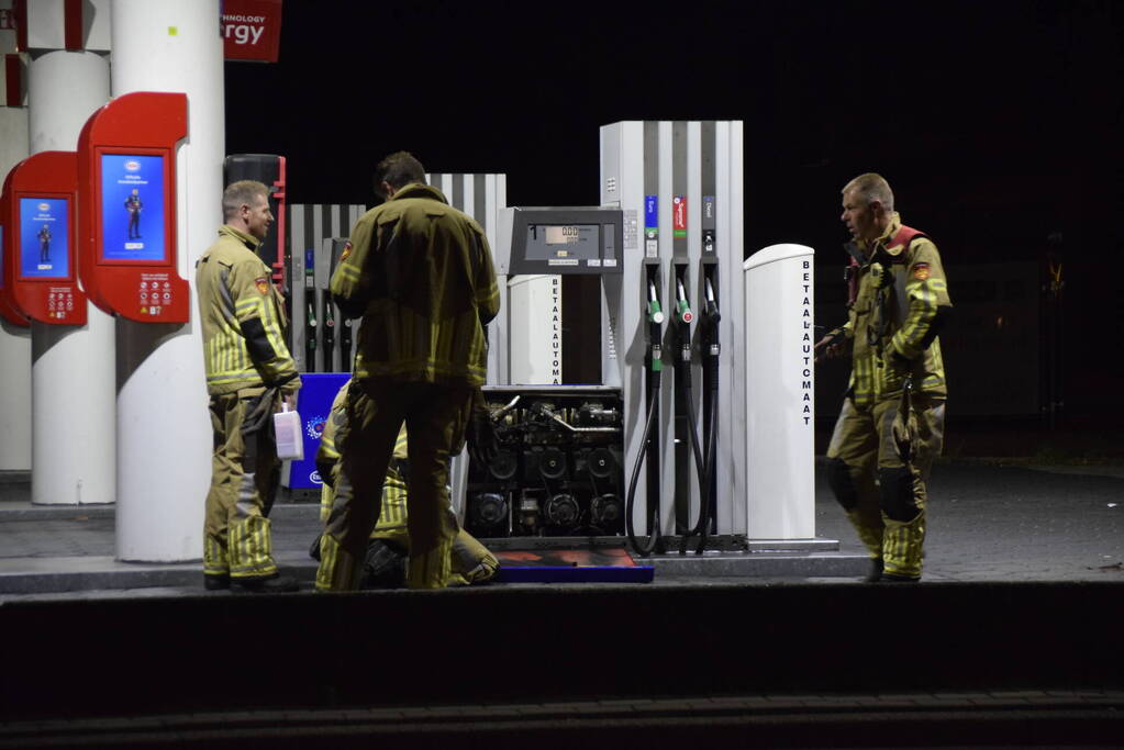 Brandweer onderzoek bij benzinestation naar brandlucht