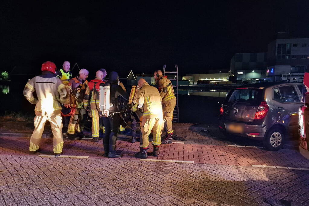 Geparkeerde auto verdwijnt onder water na botsing