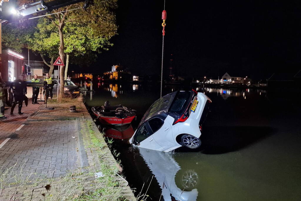 Geparkeerde auto verdwijnt onder water na botsing