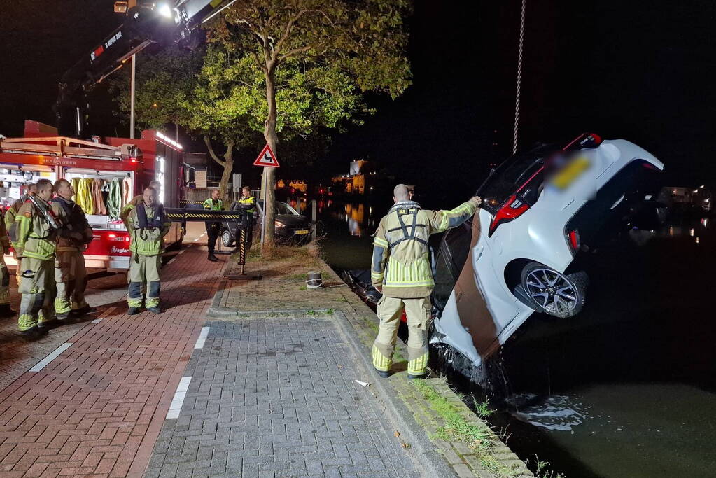 Geparkeerde auto verdwijnt onder water na botsing