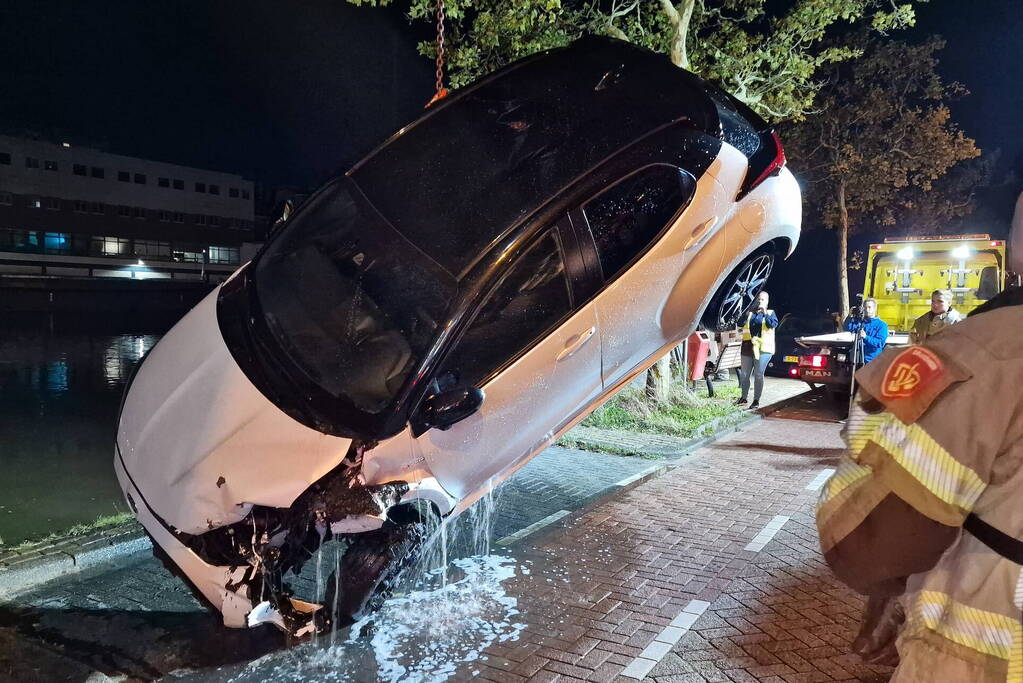 Geparkeerde auto verdwijnt onder water na botsing