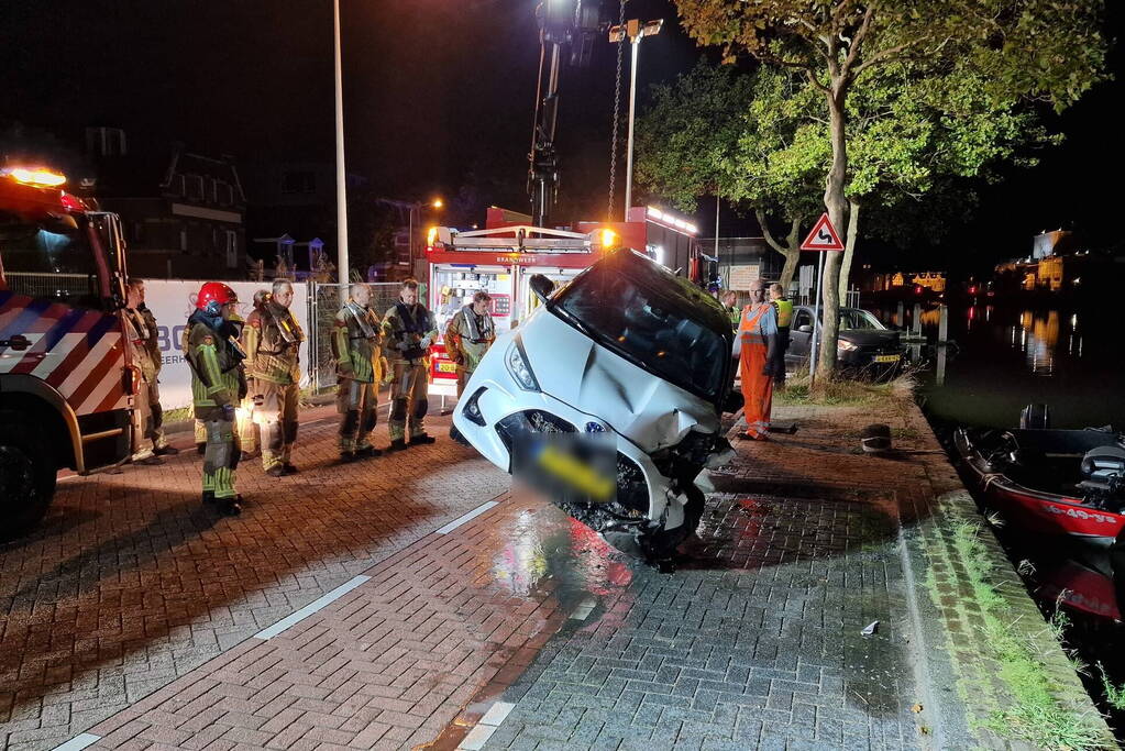 Geparkeerde auto verdwijnt onder water na botsing