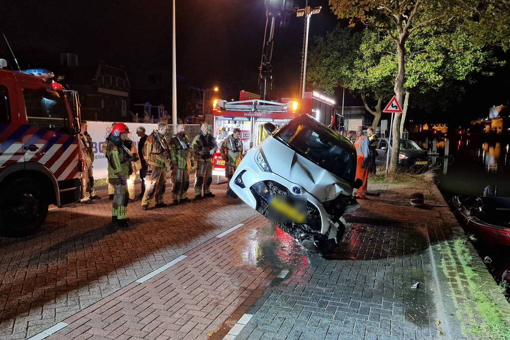 Geparkeerde auto verdwijnt onder water na botsing