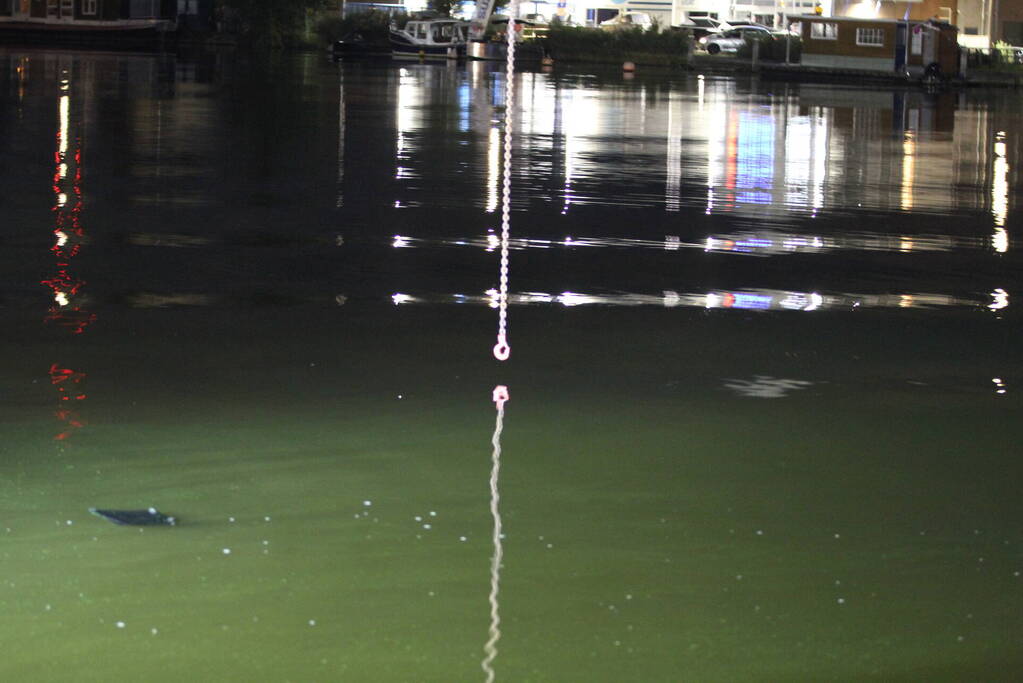 Geparkeerde auto verdwijnt onder water na botsing