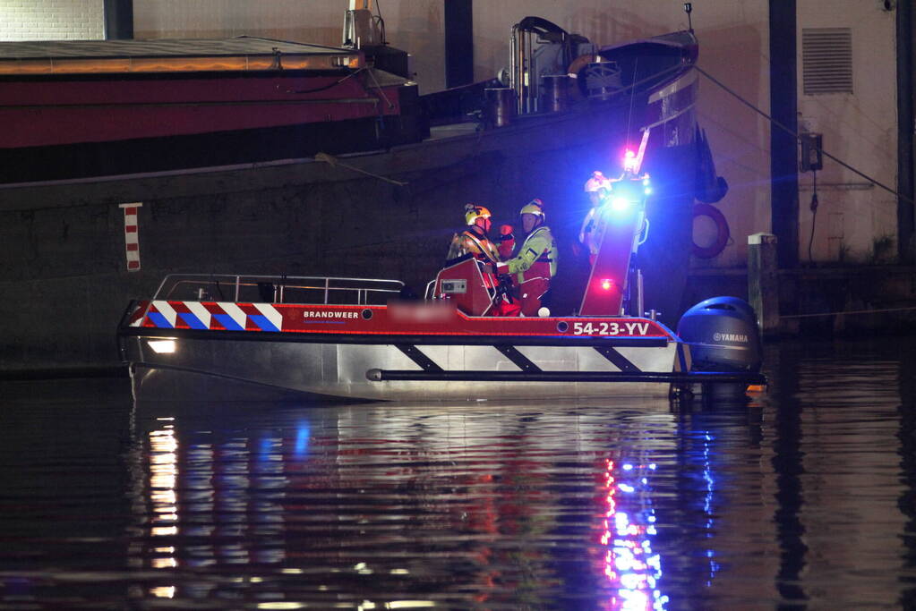 Geparkeerde auto verdwijnt onder water na botsing