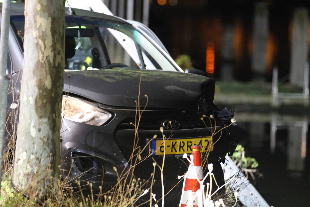 Geparkeerde auto verdwijnt onder water na botsing