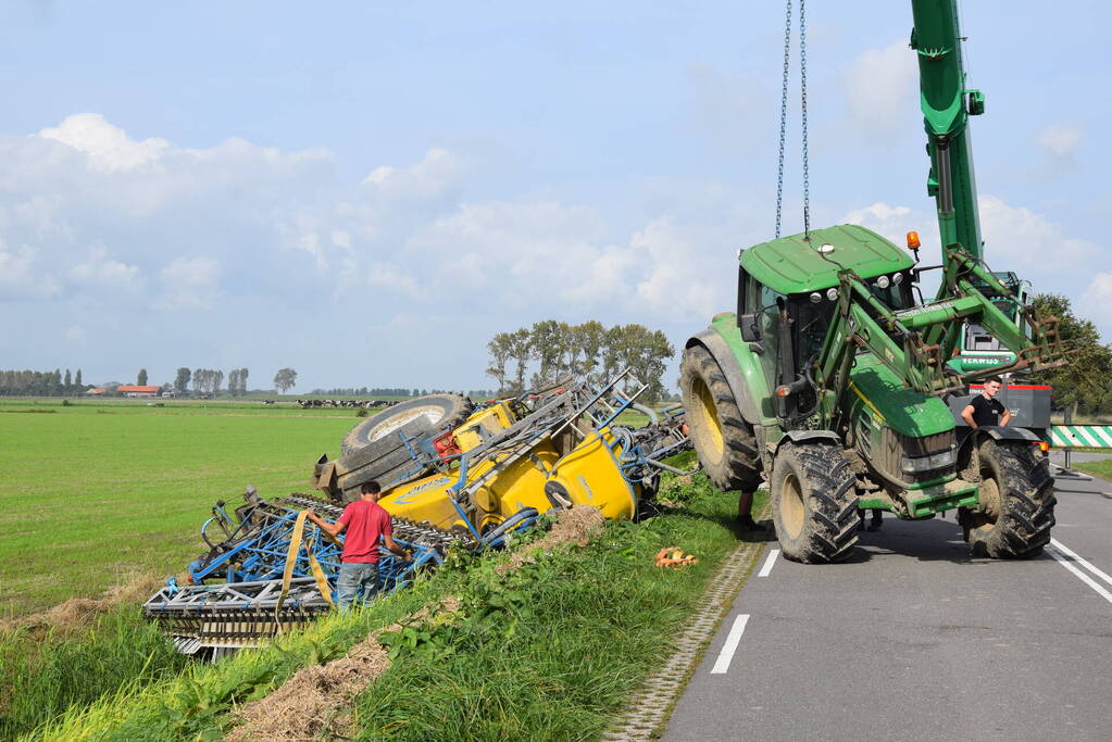 Aanhanger van tractor belandt in sloot