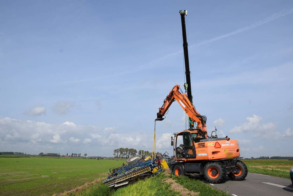 Aanhanger van tractor belandt in sloot