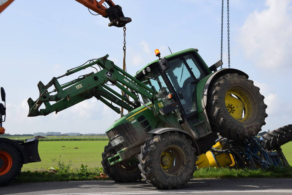 Aanhanger van tractor belandt in sloot