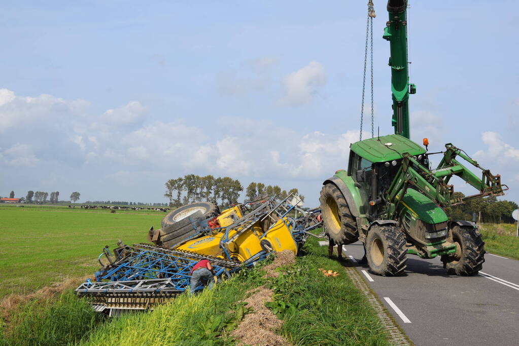 Aanhanger van tractor belandt in sloot