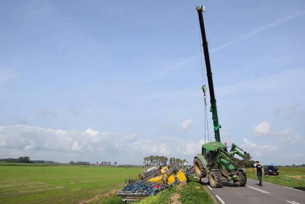 Aanhanger van tractor belandt in sloot