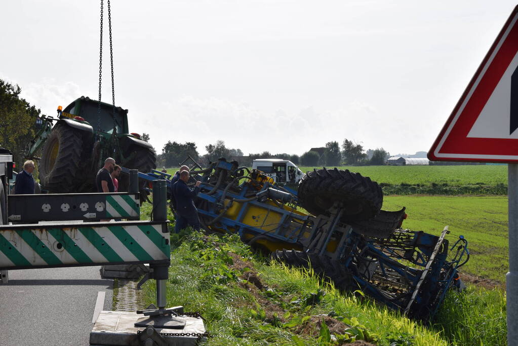 Aanhanger van tractor belandt in sloot