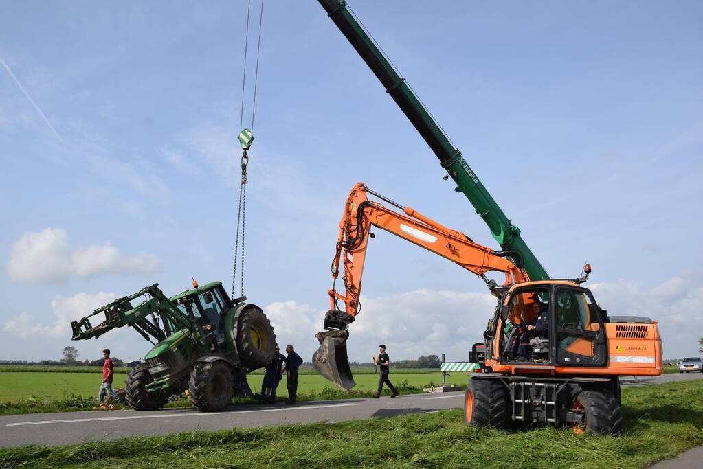 Aanhanger van tractor belandt in sloot