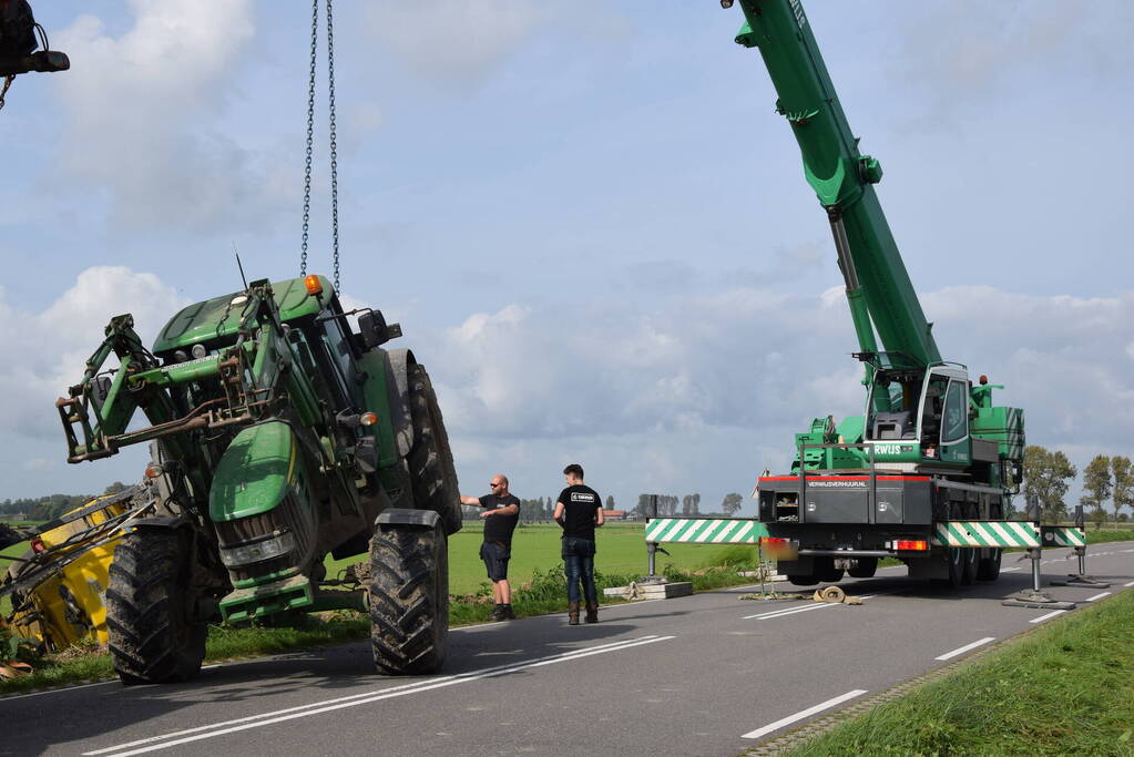 Aanhanger van tractor belandt in sloot