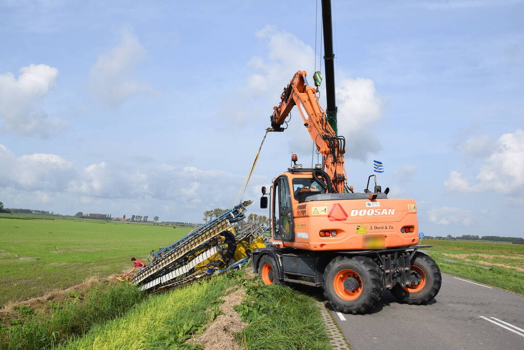 Aanhanger van tractor belandt in sloot