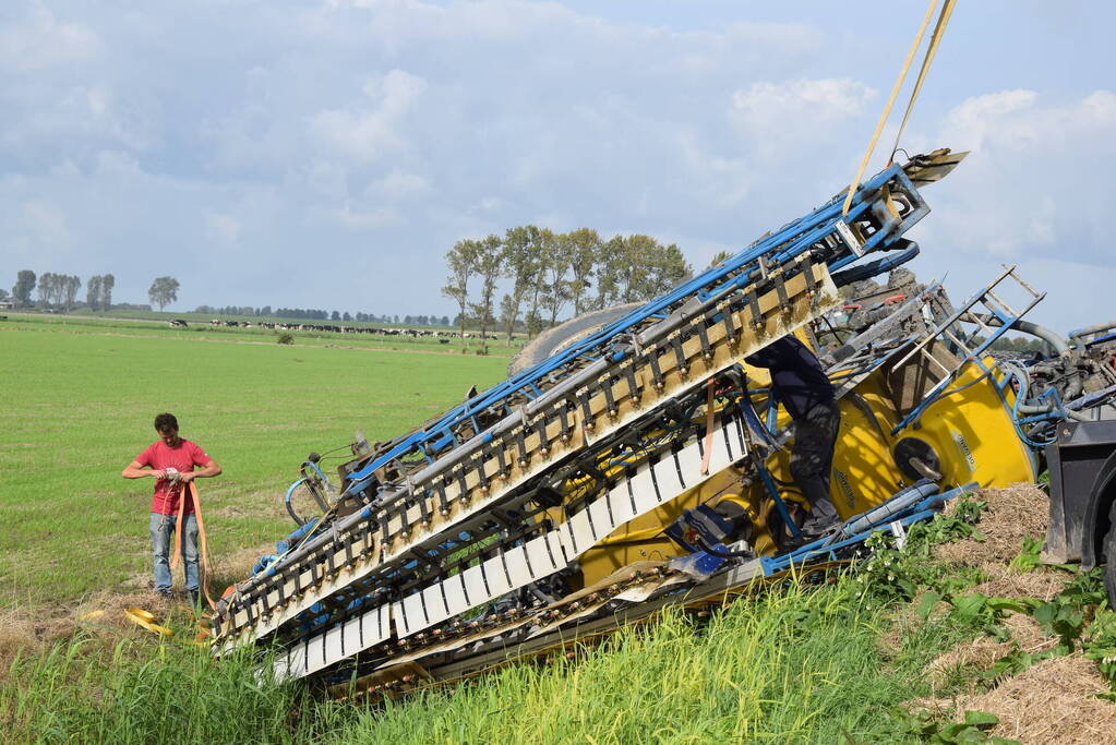 Aanhanger van tractor belandt in sloot