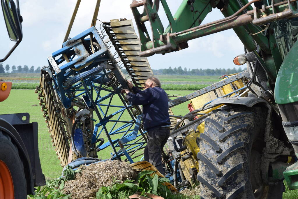 Aanhanger van tractor belandt in sloot