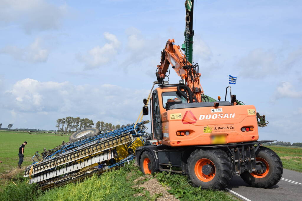 Aanhanger van tractor belandt in sloot