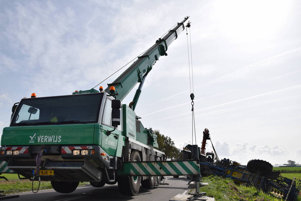 Aanhanger van tractor belandt in sloot