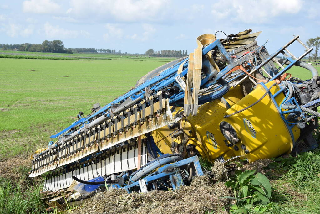 Aanhanger van tractor belandt in sloot