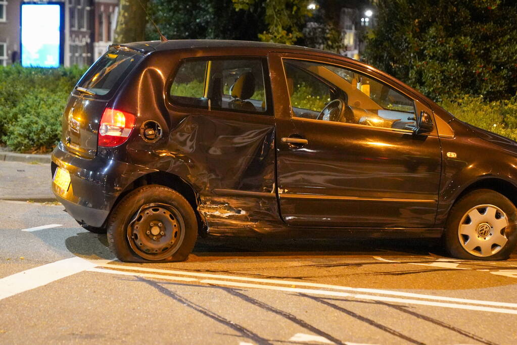 Auto wordt aangereden door politiebus